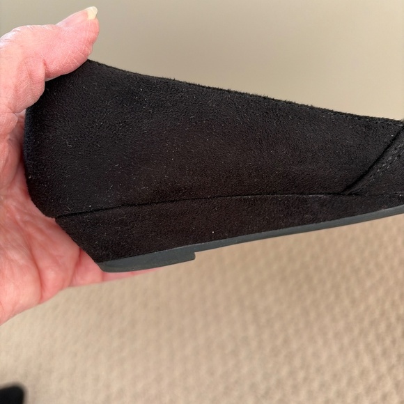 Woman’s Fioni size 6.5 Black Velvet Flat Dress Shoes LN - Picture 5 of 5